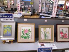 花の絵を中心とした「やさしい日本画」の作品は見ていると心がなごみます。