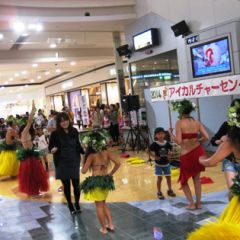 イベント初出演のタヒチアンダンスの皆様です。お客様の中から数名が飛び込みで踊られ、会場は大いに盛り上がりました。